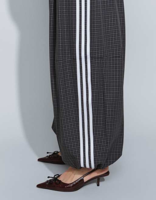 adidas Originals lockere Hose mit Karomuster in Schwarz, 5 von 9