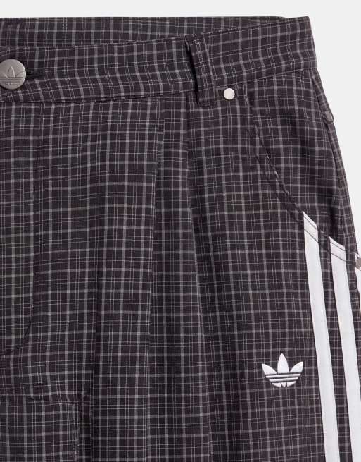 adidas Originals lockere Hose mit Karomuster in Schwarz, 8 von 9
