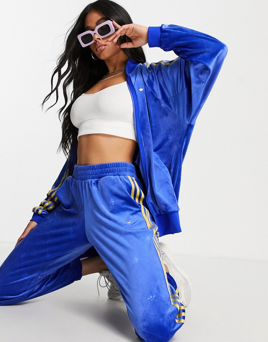 adidas originals -  – Lockere Trainingsjacke aus Velours in Blau mit den drei Streifen