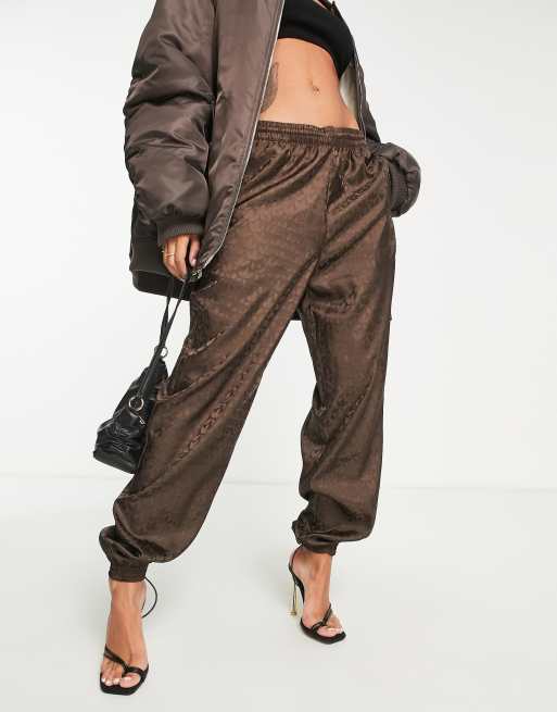 adidas Originals - Luxe Lounge - Brune vævede joggingbukser med gentagende logodesign
