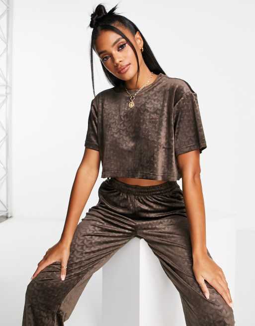 adidas Originals - Luxe Lounge - Crop top à logo répété - Marron