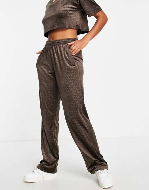 adidas Originals – Luxe – Lounge-Hose mit sich wiederholendem Logo in Dunkelbraun