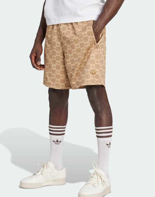 adidas Originals - Lysebrune shorts med monogramdesign i mesh i regular fit