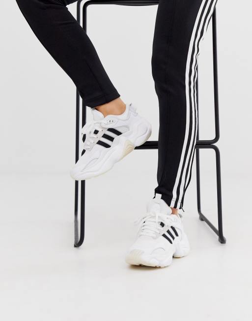 Zeker Landelijk zwaar adidas Originals Magmur Runner in white and black | ASOS