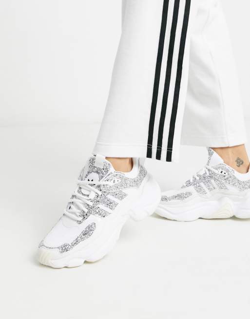 Adidas sneaker store mit glitzer