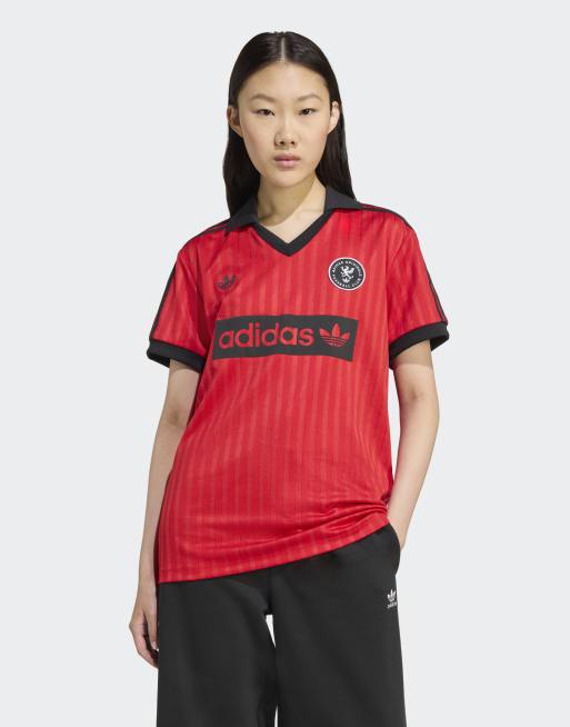 adidas Originals - Maillot style football à imprimé graphique - Rouge écarlate