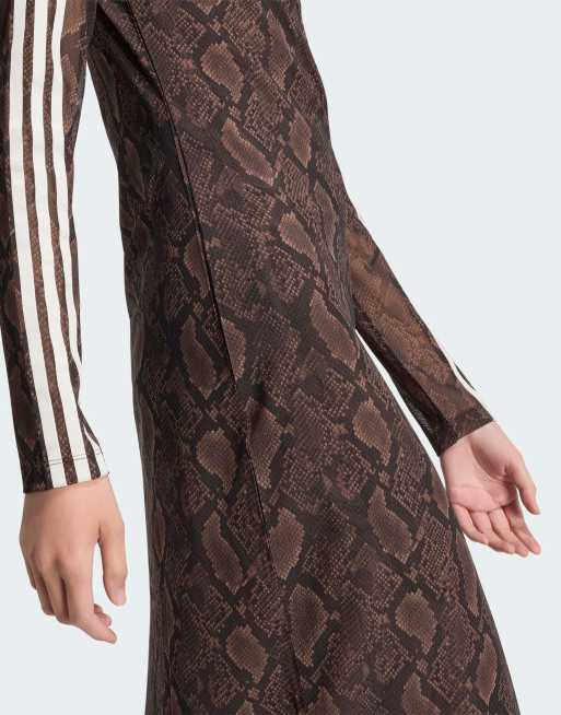adidas Originals – Maxikleid in Braun/Aurora Coffee mit Schlangenmuster, 2 von 4