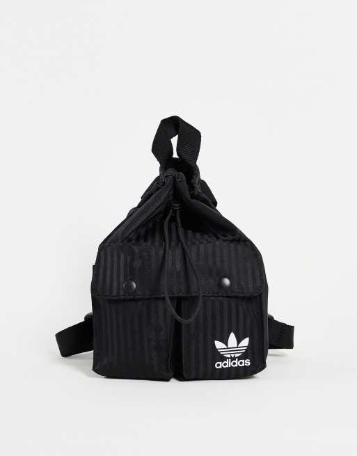 adidas Originals – Mini-Rucksack in Schwarz mit Monogramm