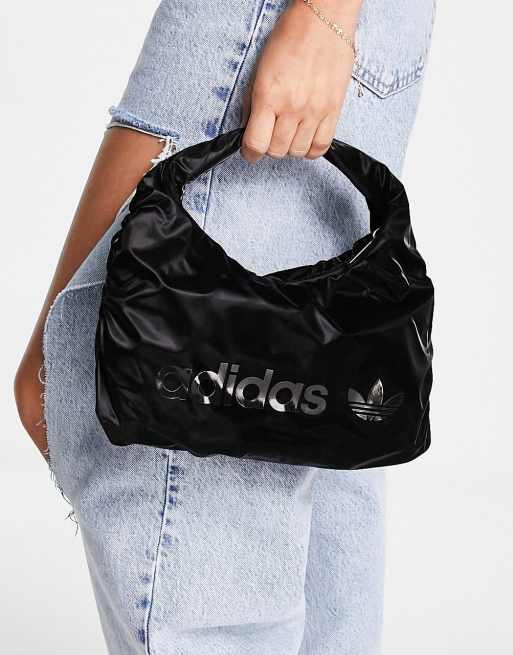 adidas Originals - Miniskuldertaske i sort satin