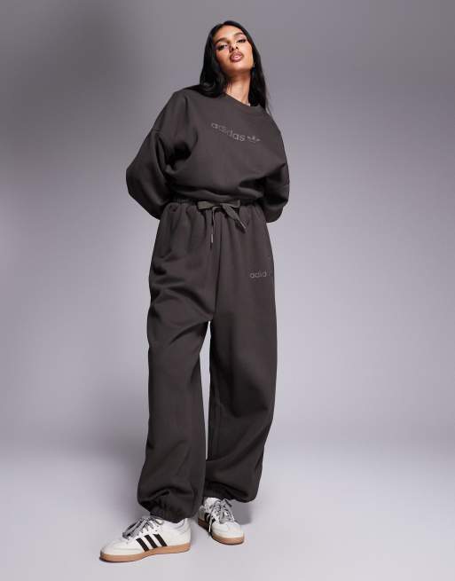 adidas Originals - Mørke og kakifarvede joggingbukser med lineært logo