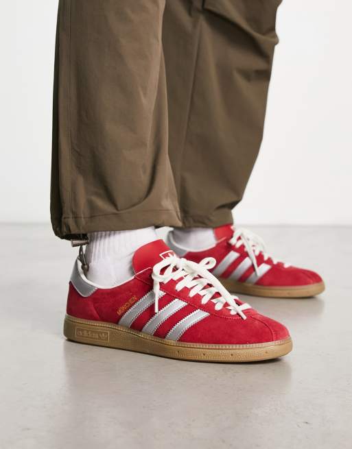 adidas Originals – Munchen – Czerwone buty sportowe na gumowej podeszwie