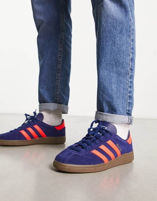 Keer terug Archeologisch hoe adidas Originals - Munchen - Sneakers in blauw en rood met rubberen zool |  ASOS