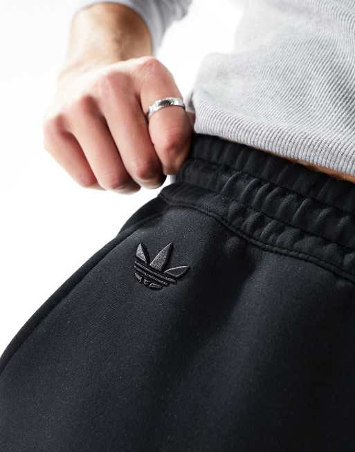 adidas Originals Neuclassics Pantaloni sportivi della tuta felpati neri con fondo elasticizzato