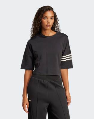 adidas Originals - Neuclassics - T-Shirt in Schwarz/Cremeweiß