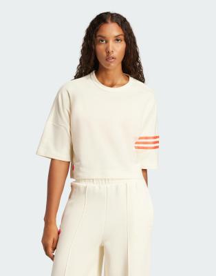 adidas Originals - Neuclassics - T-Shirt in Weiß und Real Coral