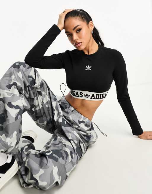 adidas Originals – Neutral Court – Langärmliges, kurzes Oberteil in Schwarz