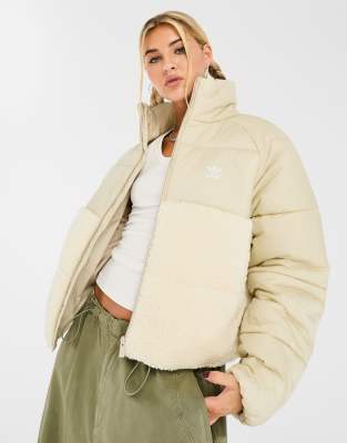 adidas Originals - Neutral Court - Pufferjacke in gebrochenem Weiß mit Teddyfelleinsatz