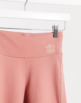 adidas Originals - New Neutrals - Leggings corti rosa con logo | ASOS