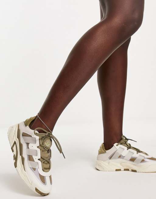 adidas Originals - Niteball - Sneakers in gebroken wit met khaki details