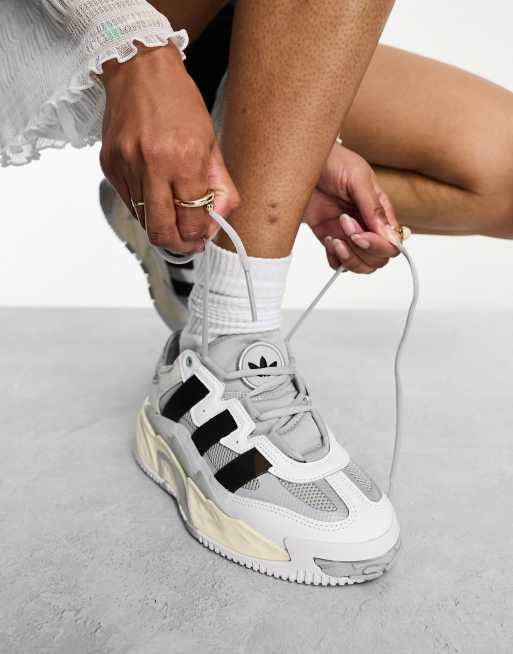adidas Originals Niteball Sneakers in gebroken wit met zwart