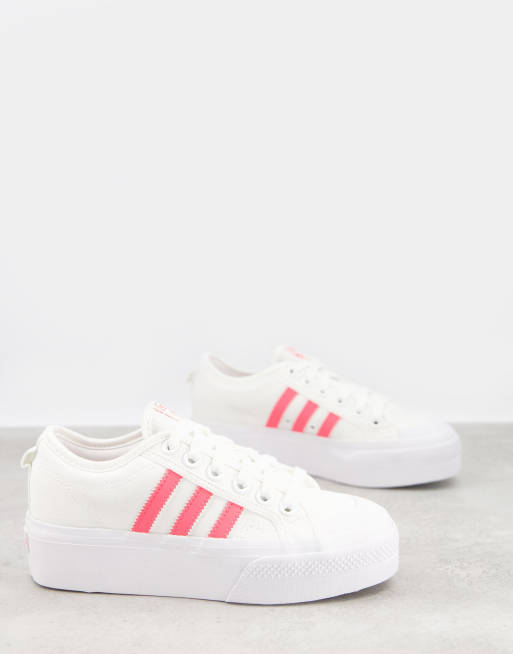 adidas Originals Nizza Baskets semelles compens es Blanc avec les trois bandes roses