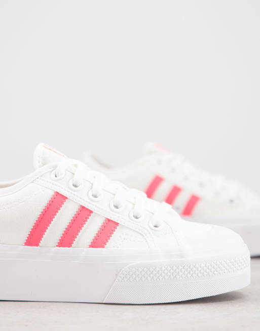 adidas Originals Nizza Baskets semelles compens es Blanc avec les trois bandes roses