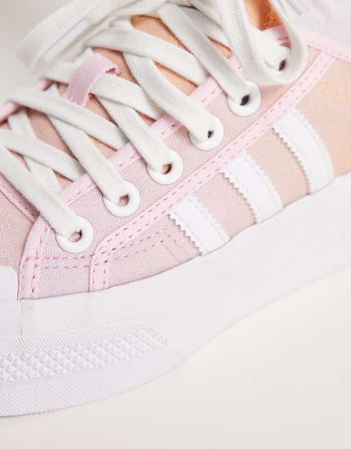 adidas Originals Nizza Niedrige Sneaker mit Plateausohle und Farbverlauf in Rosa