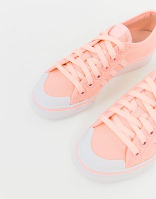 adidas Originals – Nizza – Orangefärgade sneakers