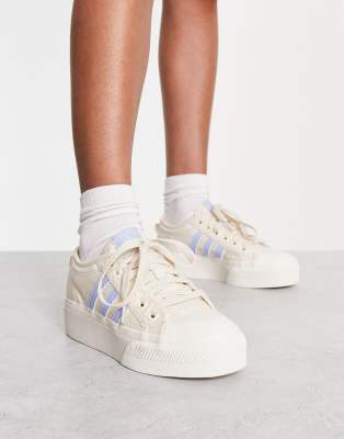 adidas Originals – Nizza – Sneaker in gebrochenem Weiß und Pastellblau mit Plateausohle