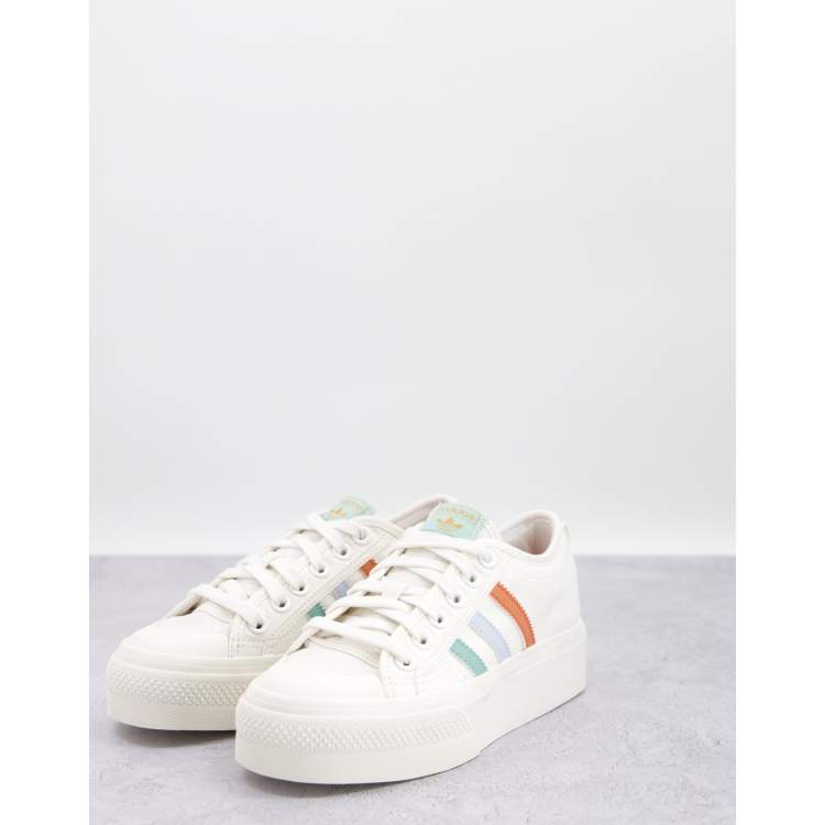 adidas Originals Nizza Sneaker in WeiB mit Plateausohle und drei farbigen Streifen ASOS