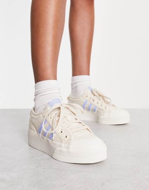 adidas Originals - Nizza - Sneakers met plateauzool in gebroken wit en pastelblauw