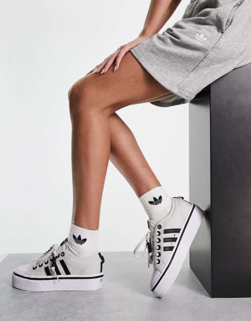 adidas Originals Nizza Sneakers met plateauzool in grijs ASOS