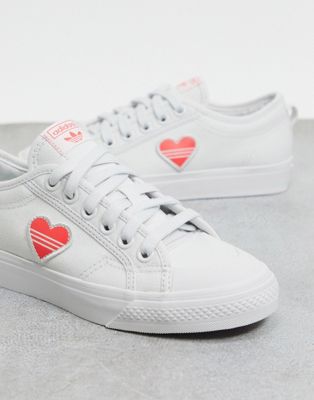 adidas originals nizza trainers in white with pink heart