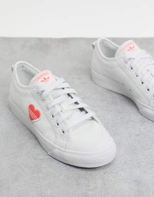 adidas originals nizza trainers in white with pink heart