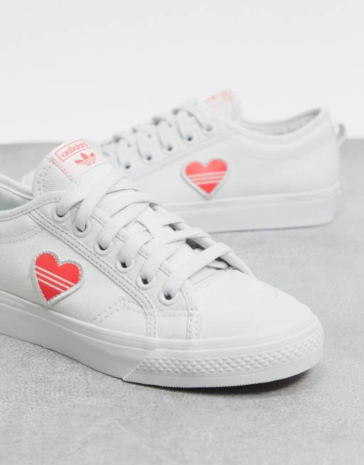 Adidas Originals Nizza Weisse Sneaker Mit Rosa Herz Asos