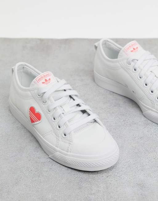 Adidas Originals Nizza Weisse Sneaker Mit Rosa Herz Asos