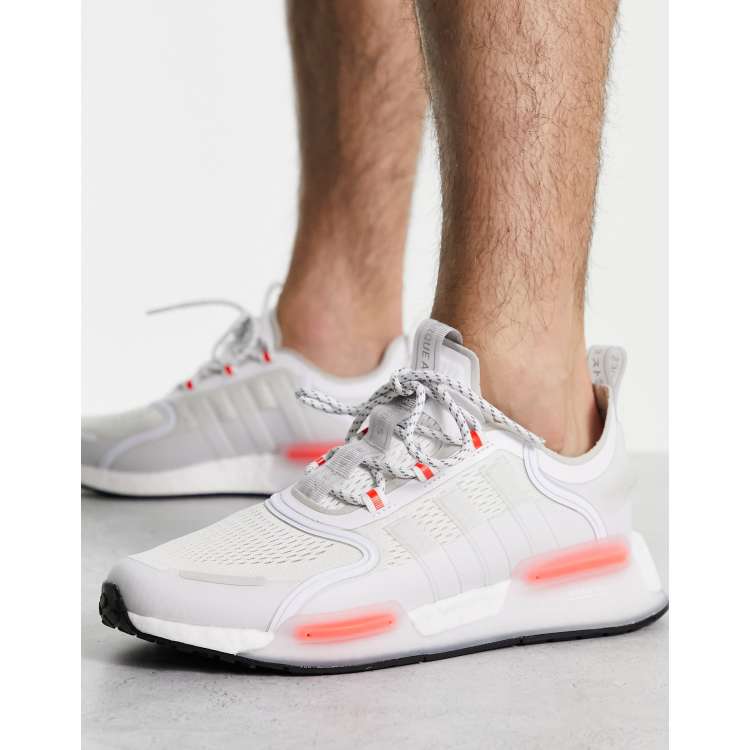 202831948-1-white?$n_750w$&wid
