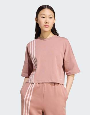 adidas Originals - Off Placed - T-Shirt in warmem Lehmbraun mit den drei Streifen-Brown