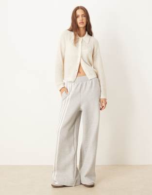 adidas Originals - Off Placed - Weite Hose in meliertem Grey Two mit den drei Streifen-Grau