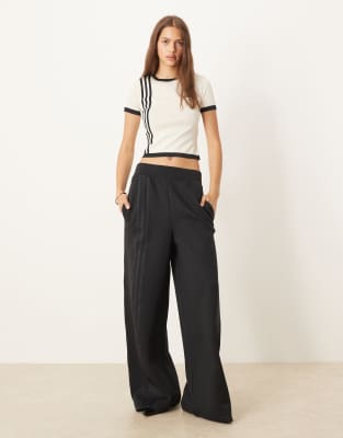 adidas Originals - Off Placed - Weite Hose in Schwarz mit den drei Streifen