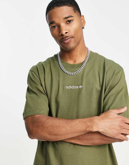 adidas Originals – Oliwkowy T-shirt z rozcięciem na rękawie i szwem na brzegu