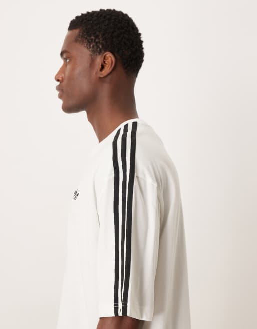 adidas Originals – Oversize-T-Shirt in Weiß mit drei Streifen, 4 von 5