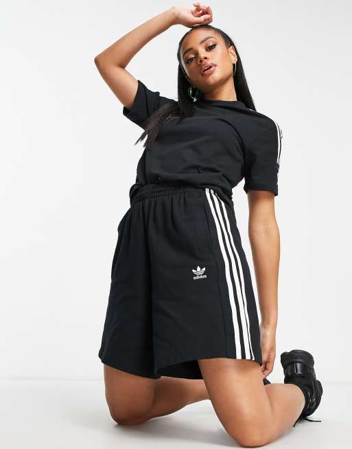 Absurdo finalizando vídeo adidas Originals oversized shorts in black | ASOS