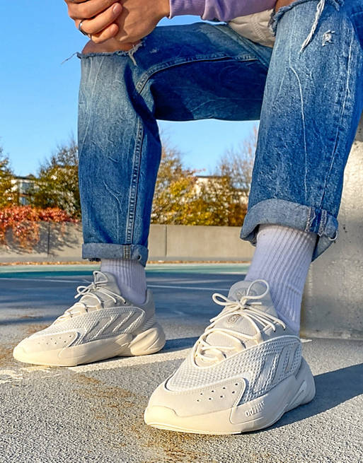 asos.com | adidas Originals – Ozelia – Sneaker in gebrochenem Weiß