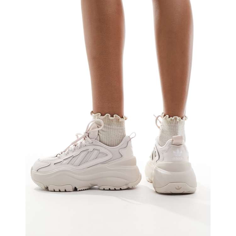 adidas Originals Ozgaia Sneakers met dikke zool in drievoudig gebroken wit ASOS