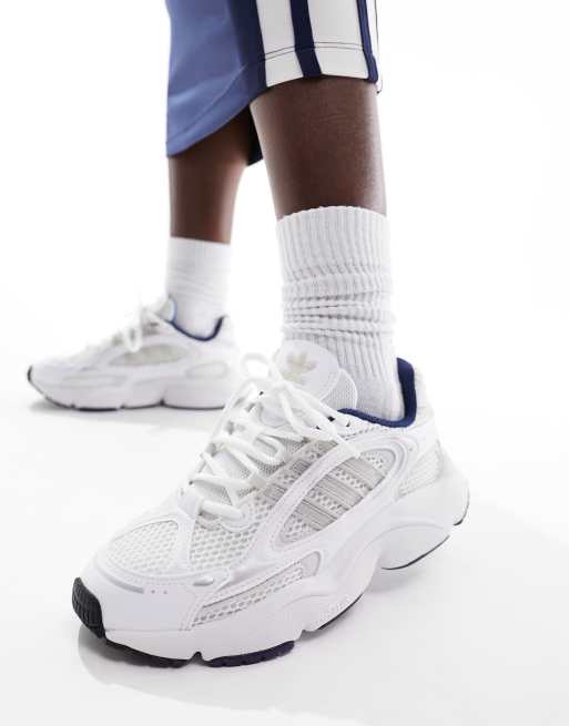 adidas Originals – Ozmillen – Sneaker in Weiß und Silber
