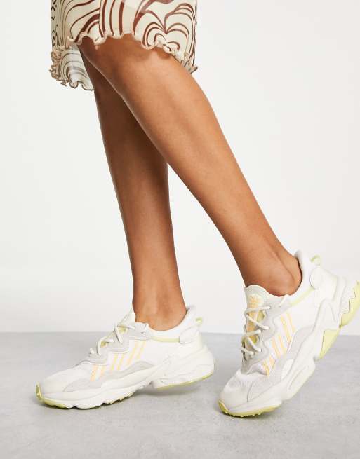adidas Originals - Ozweego - Baskets à détails jaunes - Blanc cassé