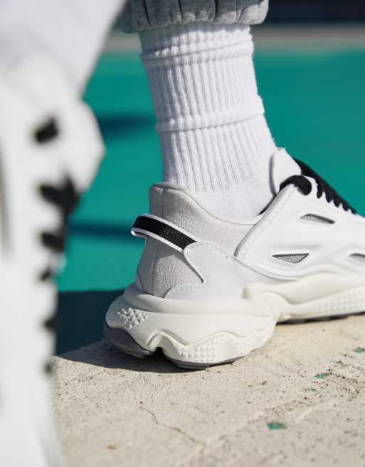 adidas Originals Ozweego Celox Sneaker in WeiB mit kontrastierenden Schnursenkeln