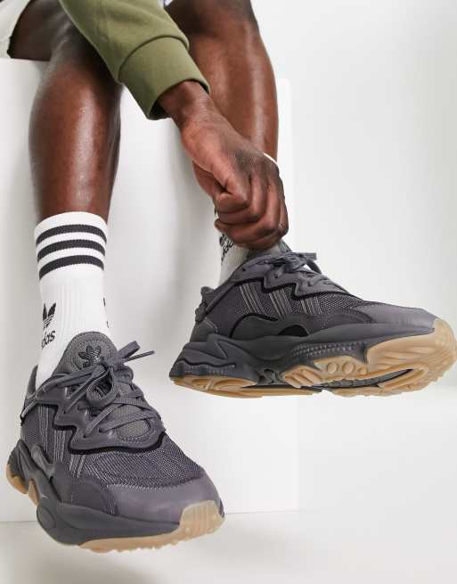 adidas Originals – Ozweego – Mörkgrå träningsskor