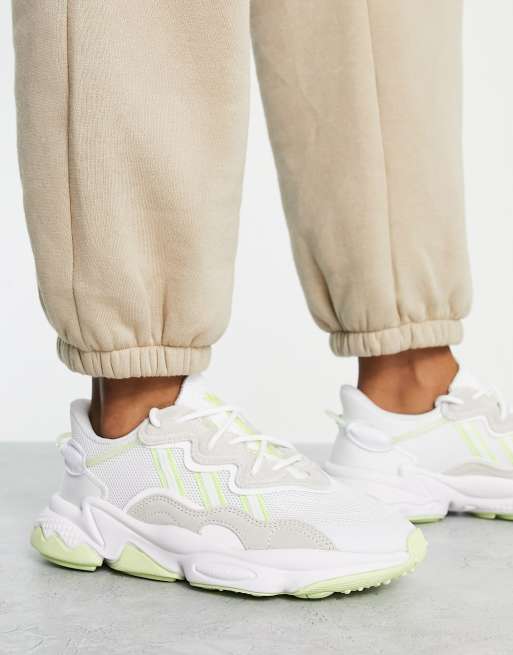 adidas Originals – Ozweego – Naturvita sneakers med gula detaljer